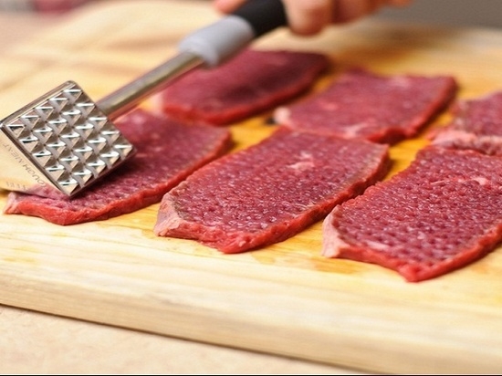 Wie man Schweineknoche in einer Pfanne kocht: Rezept mit Tomaten, Käse und anderen Zutaten 05