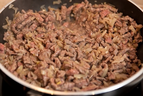 Rindfleischrezepte von Rindfleisch mit Sauerrahm in einer Pfanne, in einem langsamen Kocher und einem Backofen 06