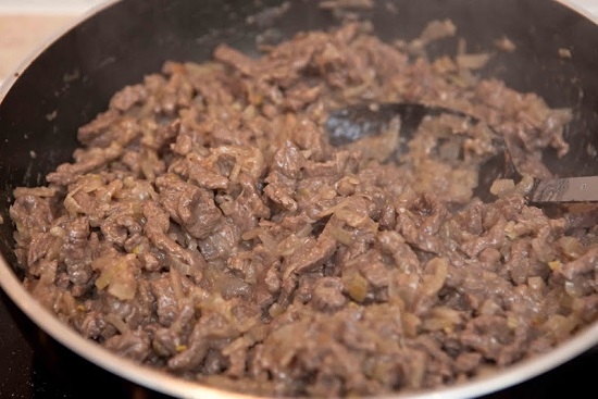 Rindfleischrezepte von Rindfleisch mit Sauerrahm in einer Pfanne, in einem langsamen Kocher und einem Backofen 07