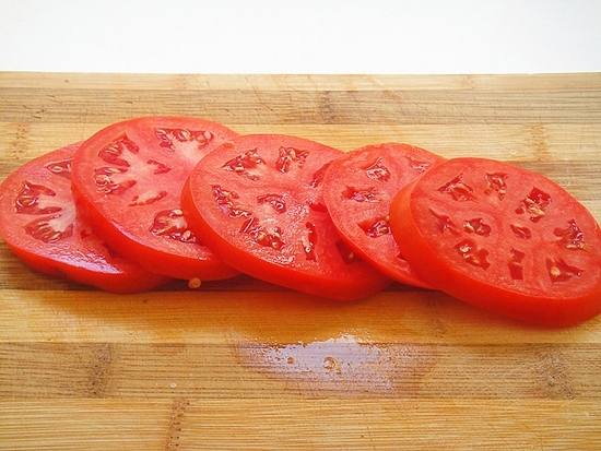 Wie man Schweineknoche in einer Pfanne kocht: Rezept mit Tomaten, Käse und anderen Zutaten 06