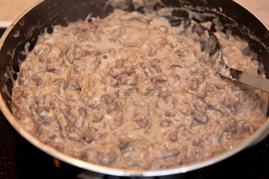 Rindfleischrezepte von Rindfleisch mit Sauerrahm in einer Pfanne, in einem langsamen Kocher und einem Backofen 08