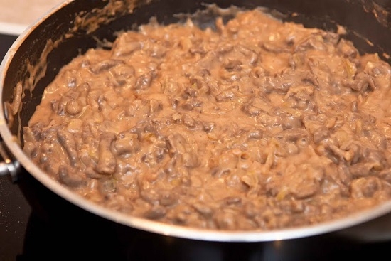 Rindfleischrezepte von Rindfleisch mit Sauerrahm in einer Pfanne, in einem langsamen Kocher und einem Backofen 09