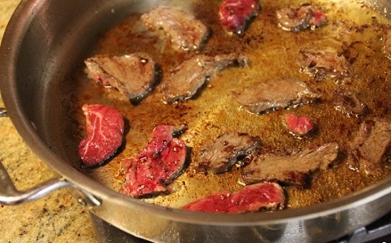 Rindfleischrezepte von Rindfleisch mit Sauerrahm in einer Pfanne, in einem langsamen Kocher und einem Backofen 13