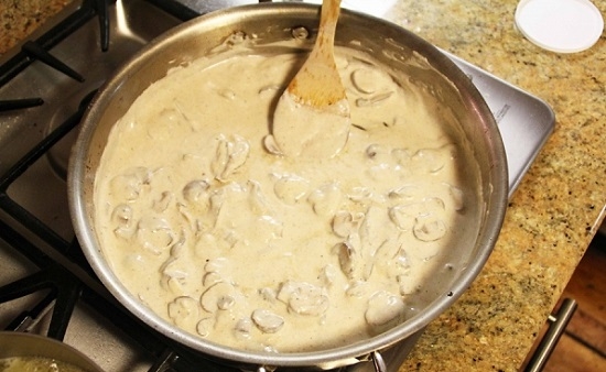 Rindfleischrezepte von Rindfleisch mit Sauerrahm in einer Pfanne, in einem langsamen Kocher und einem Backofen 14