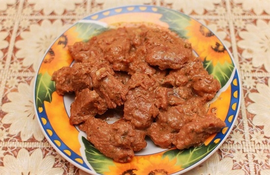 Rindfleischrezepte von Rindfleisch mit Sauerrahm in einer Pfanne, in einem langsamen Kocher und einem Backofen 18