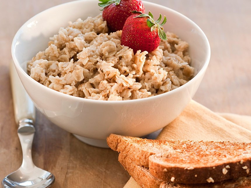 Hercules Brei auf Milch: Was ist nützlich, wie viele Kalorien enthält?? So kochen Sie Brei in einem Topf- und Multicooker - Rezepte 01