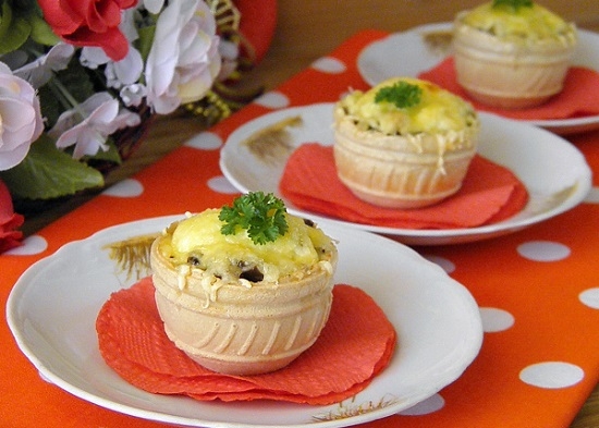 Rezepte Julien von Huhn mit Pilzen in Tartlets, Töpfen und Multicookers 12