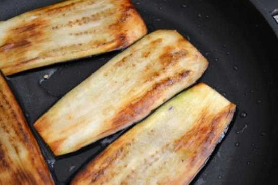 Auberginen rollt mit unterschiedlichen Füllungen: Kochen Rezepte mit Käse, Hüttenkäse und Knoblauch 05