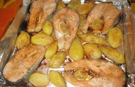 Fische in dem Ofen mit Kartoffeln gebacken. Wie lecker backen roten und weißen Fisch, Filet? 09