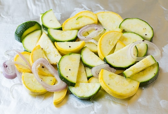 Lachs in der Folie im Backofen: Kochen von Rezepten mit Gemüse 02