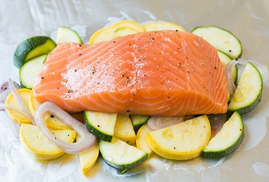 Lachs in der Folie im Backofen: Kochen von Rezepten mit Gemüse 03