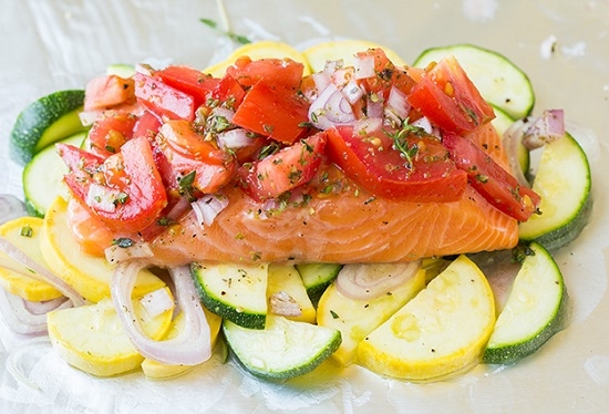 Lachs in der Folie im Backofen: Kochen von Rezepten mit Gemüse 04