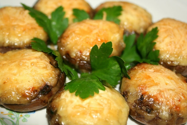 Gebackene Champignons in den Ofen gebacken. Rezepte für jeden Geschmack 07