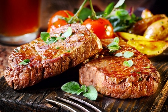 Rindfleischsteak in einer Bratpfanne - lecker, einfach und exquisit! Wie man saftiges Fleisch braten? 01