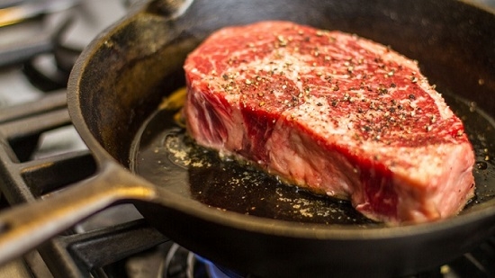 Rindfleischsteak in einer Bratpfanne - lecker, einfach und exquisit! Wie man saftiges Fleisch braten? 06