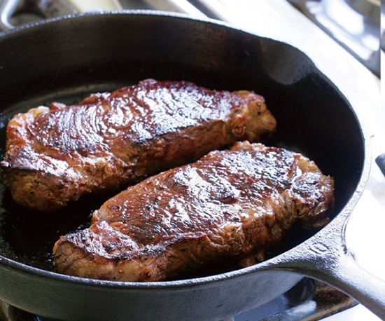 Rindfleischsteak in einer Bratpfanne - lecker, einfach und exquisit! Wie man saftiges Fleisch braten? 07