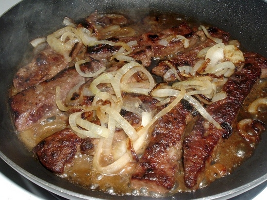 Schweinefleisch-Lebertopf in Sauerrahm: Rezepte für Töpfe und Multicookers 06