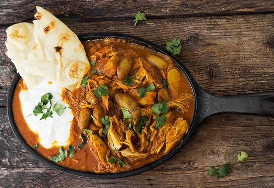 Gedämpfte Kartoffeln mit Eintopf: Kochen von Rezepten in einem Topf und einem langsamen Kocher mit einem Foto 01