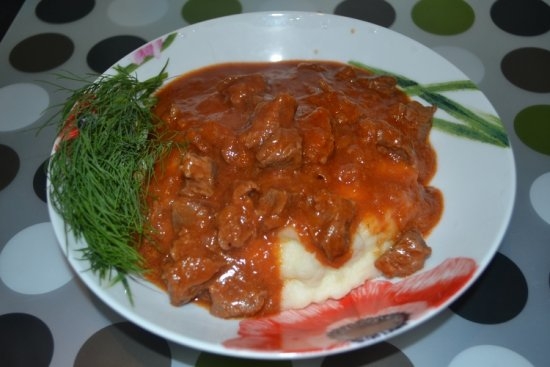 Stew-Rindfleisch mit der Soße: die besten Rezepte traditioneller ungarischer Gerichte 12