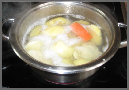 Gedämpfte Kartoffeln mit Eintopf: Kochen von Rezepten in einem Topf und einem langsamen Kocher mit einem Foto 05