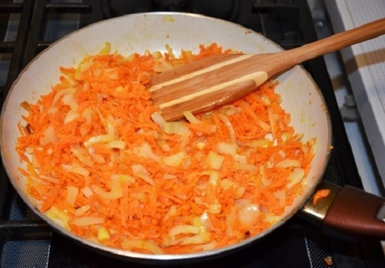 Gedämpfte Kartoffeln mit Eintopf: Kochen von Rezepten in einem Topf und einem langsamen Kocher mit einem Foto 06