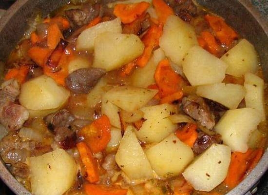 Gedämpfte Kartoffeln mit Eintopf: Kochen von Rezepten in einem Topf und einem langsamen Kocher mit einem Foto 07