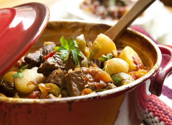 Gedämpfte Kartoffeln mit Eintopf: Kochen von Rezepten in einem Topf und einem langsamen Kocher mit einem Foto 08