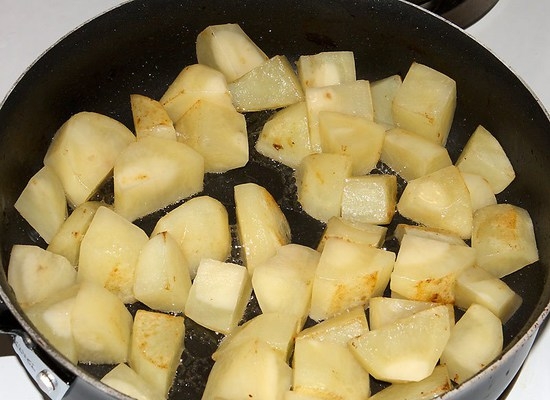 Gedämpfte Kartoffeln mit Eintopf: Kochen von Rezepten in einem Topf und einem langsamen Kocher mit einem Foto 11