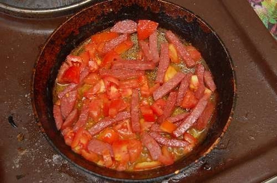 Spiegeleier mit Tomaten und Wurst: Klassische und originelle Kochrezepte 06