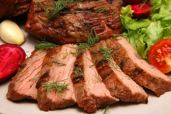 Gebackenes Rindfleisch im Ofen: Rezepte des Kochens in Folie und Hülse 02