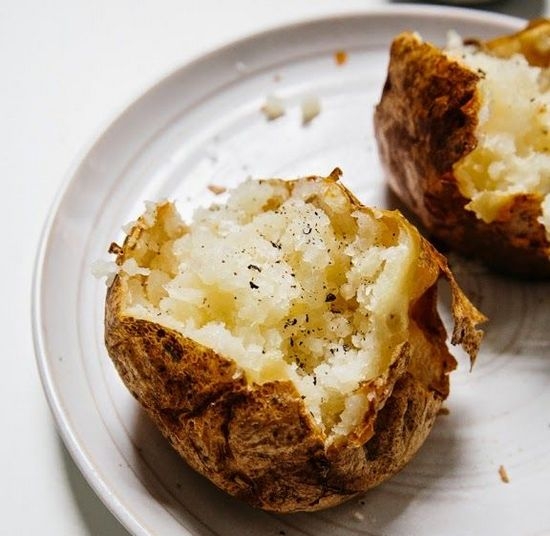 In der Ofenkartoffel in Uniform gebacken: Nützliche Eigenschaften. So backen Sie Kartoffeln im Ofen? 02