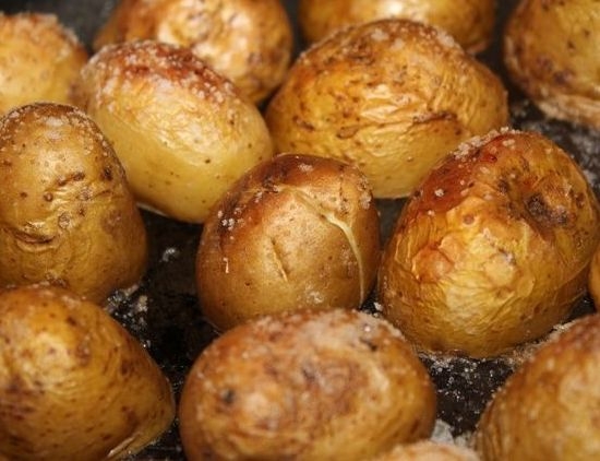 In der Ofenkartoffel in Uniform gebacken: Nützliche Eigenschaften. So backen Sie Kartoffeln im Ofen? 04