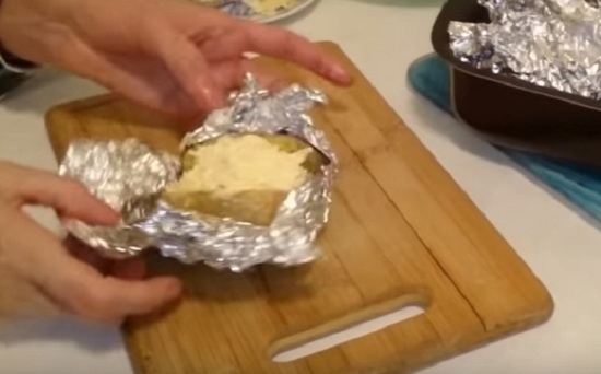 Gebacken in Folienkartoffeln im Backofen: Rezepte mit Speck, Käse 16