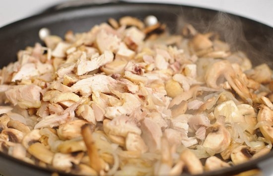 Julien mit Hühnchen und Pilzen: Rezepte zum Kochen im Backofen, in einer Pfanne, in einem langsamen Herd 03