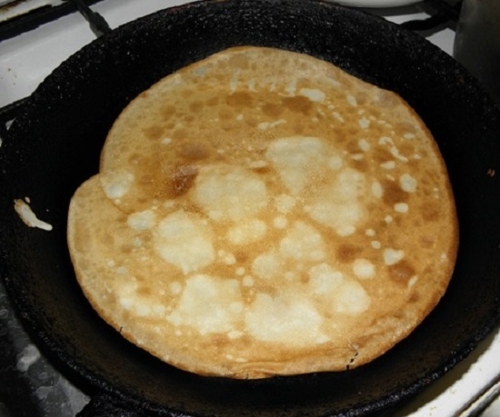 Serumpfannkuchen dünn mit Löchern: Rezepte mit Fotos von Julia Vysotskaya 12