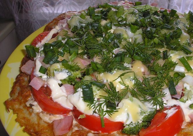 Schnelle Pizza: Bratpfanne. Pizza mit Champignons und Hackfleisch in einer Pfanne in 10 Minuten: Rezept 05