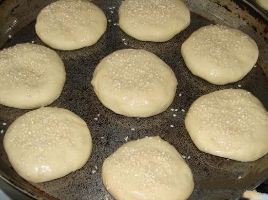 Brötchen für Hamburger: Rezept, wie in «MC Donalds». Geheimnisse des Kochens mit Sesam 10