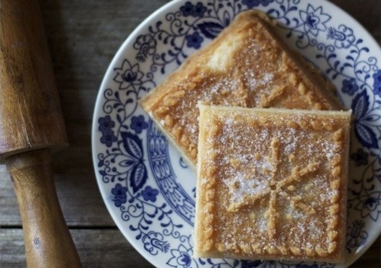 Selbst gemachte Kekse auf komprimierender Hand: Rezepte Vorbereitung des köstlichen Backens auf Smetane und Margarine 06