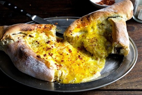 Wie man ein Khachapuri mit Käse kocht: Hanggenaskuläre Kuchenrezepte, Puff- und Hefeteig 01