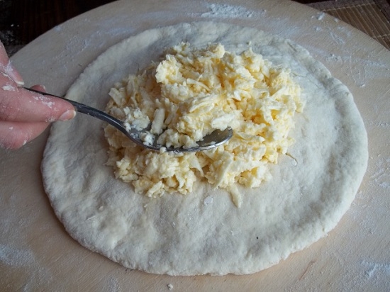 Wie man ein Khachapuri mit Käse kocht: Hanggenaskuläre Kuchenrezepte, Puff- und Hefeteig 09