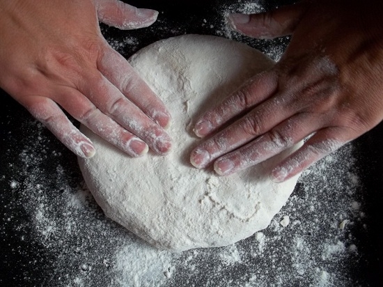 Wie man ein Khachapuri mit Käse kocht: Hanggenaskuläre Kuchenrezepte, Puff- und Hefeteig 11