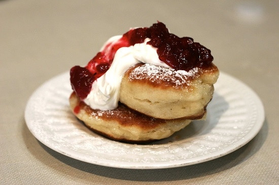 Wie man üppige Pfannkuchen auf Kefir kocht: Rezepte mit Fotos 02