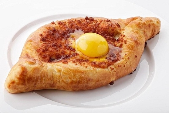 Wie man ein Khachapuri mit Käse kocht: Hanggenaskuläre Kuchenrezepte, Puff- und Hefeteig 12