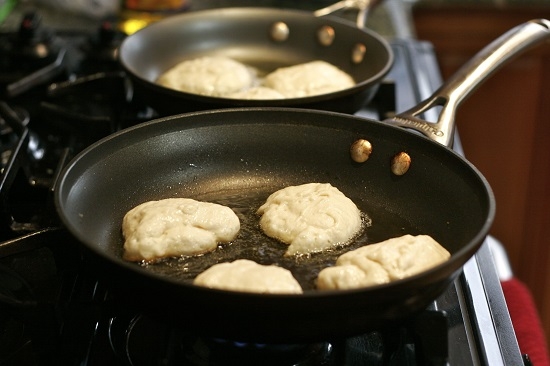 Wie man üppige Pfannkuchen auf Kefir kocht: Rezepte mit Fotos 05