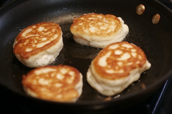 Wie man üppige Pfannkuchen auf Kefir kocht: Rezepte mit Fotos 06