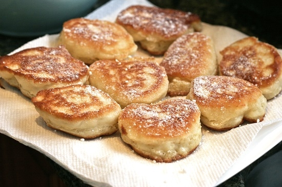 Wie man üppige Pfannkuchen auf Kefir kocht: Rezepte mit Fotos 07