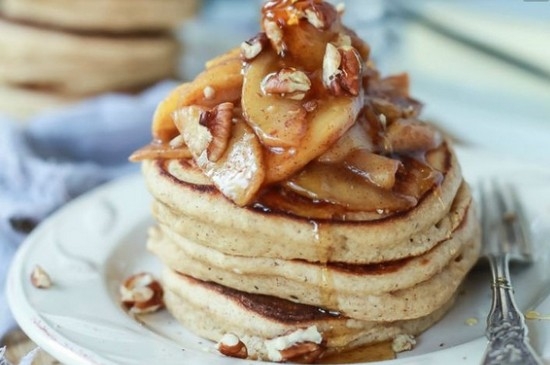 Wie man üppige Pfannkuchen auf Kefir kocht: Rezepte mit Fotos 08