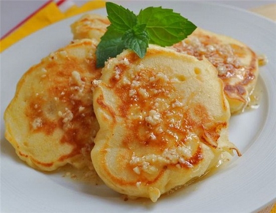 Wie man üppige Pfannkuchen auf Kefir kocht: Rezepte mit Fotos 13