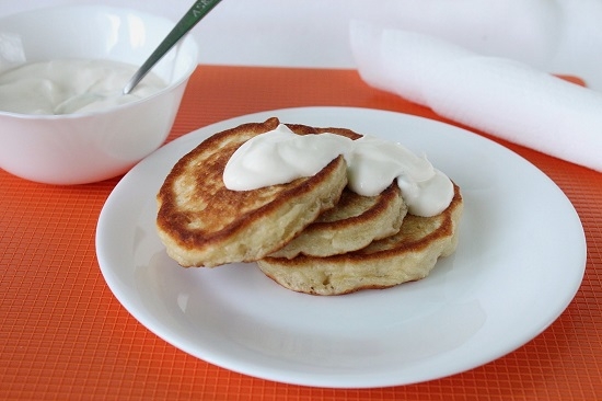 Wie man üppige Pfannkuchen auf Kefir kocht: Rezepte mit Fotos 14