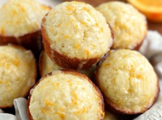 Köstlicher kleiner Kuchen auf Kefir: Schritt-für-Schritt-Rezepte - mit Kirschen, Marmelade, Grieß, ohne Eier. Muffins in einem langsamen Herd, Brotmacher, in Formen 03